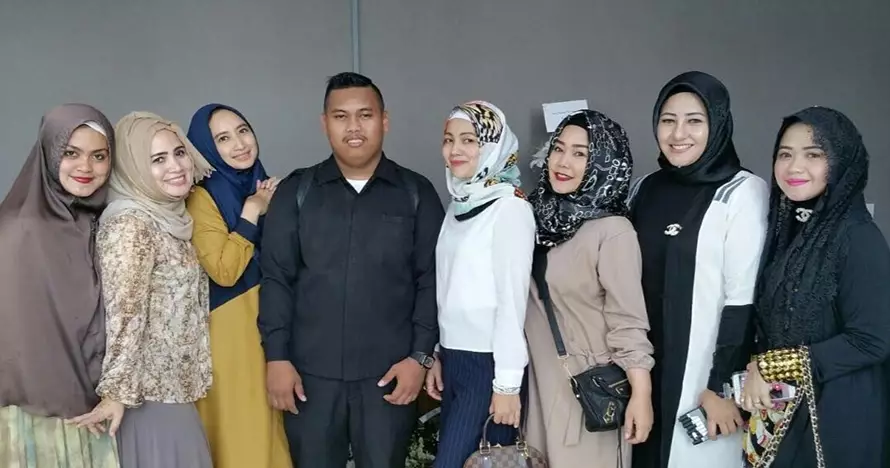 Postingan foto Ajudan Pribadi dengan ibu-ibu ini bikin ngiri ya?