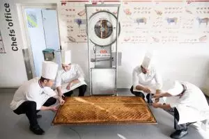 Ini dia pie terbesar di dunia, mengolahnya butuh 40 jam, wow!