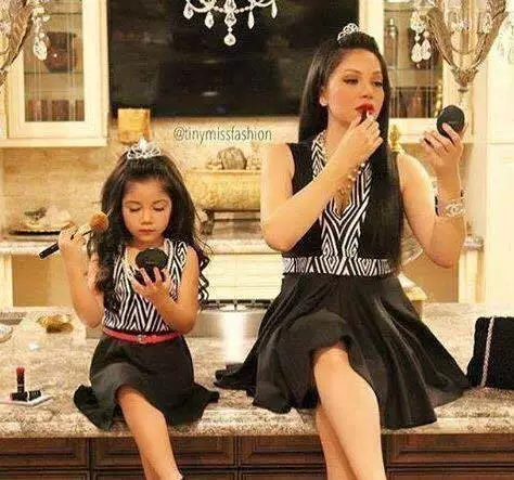20 Foto cantiknya anak dan ibu kembaran outfit, dua-duanya bikin gemes