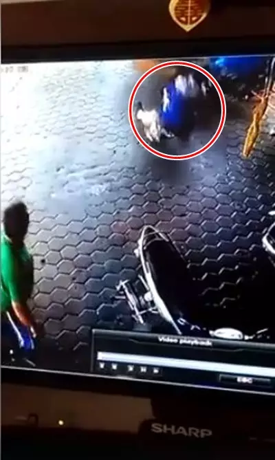 Aksi sigap pria selamatkan bayi dari terjangan mobil ini bikin takjub