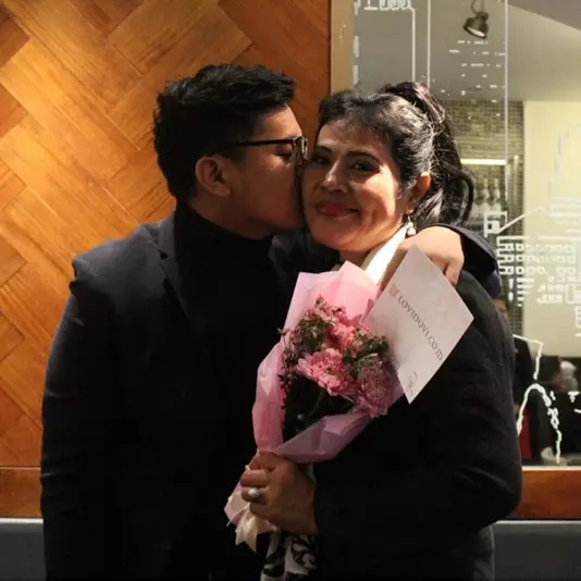 Cowok ini bikin kejutan buat ibunya, ngajak makan siang bareng