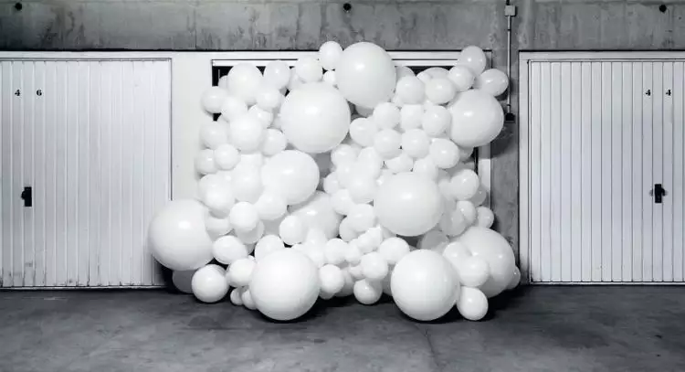 12 Foto tumpukan balon putih ini simpel tapi kerennya kebangetan