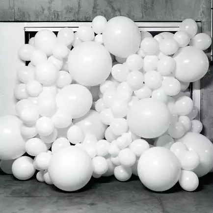 12 Foto tumpukan balon putih ini simpel tapi kerennya kebangetan