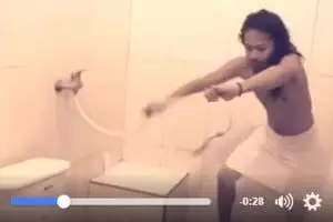 Aksi lelaki gondrong lawan shower ini bikin ketawa nggak karuan