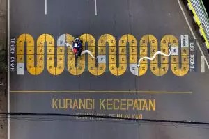 Zebra cross di Bandung ini didesain penuh warna, jadi malu melanggar