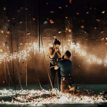 Pemanjat tebing ini lamar kekasihnya pakai cara romantis, so sweet