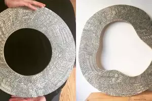 9 Lukisan bangunan di kayu ini detail banget, keren abis