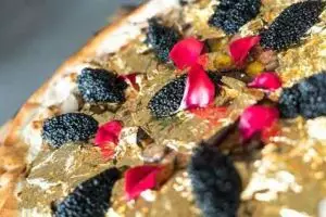 Satu pan pizza ini harganya Rp 37 juta, apa ya istimewanya?