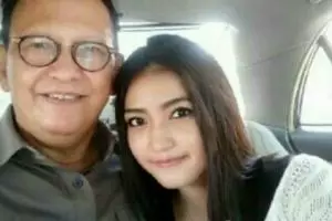 Foto bareng cewek yang masih ABG, Roy Marten nikah lagi?