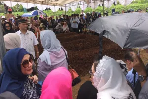 Dodi Triono dimakamkan bersebelahan dengan kedua anaknya