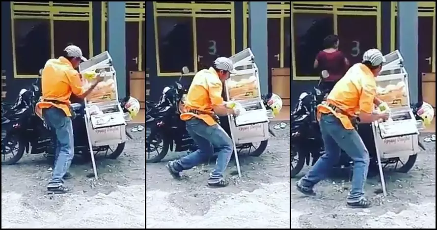 Gaya tukang rujak saat racik jualannya ini asoy banget, tarik mang