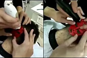 Aksi tukang cukur gagal bikin pola di rambut pelanggan ini lucu banget