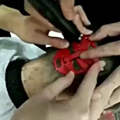 Aksi tukang cukur gagal bikin pola di rambut pelanggan ini lucu banget