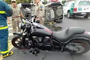 Video bukti ketangguhan Moge, mobil ditabrak sampai terbalik