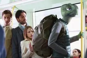 6 Foto editan kocak ini sindir kelakuan penumpang KRL yang menyebalkan