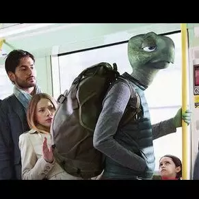 6 Foto editan kocak ini sindir kelakuan penumpang KRL yang menyebalkan