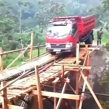 Aksi ngawur sopir paksa truk lintasi jembatan kayu ini berakhir tragis