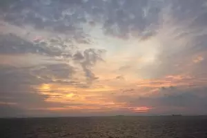 Pengunjung Pelni nikmati sunset terakhir 2016 di top deck KM Umsini