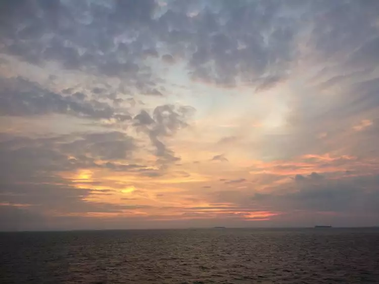 Pengunjung Pelni nikmati sunset terakhir 2016 di top deck KM Umsini