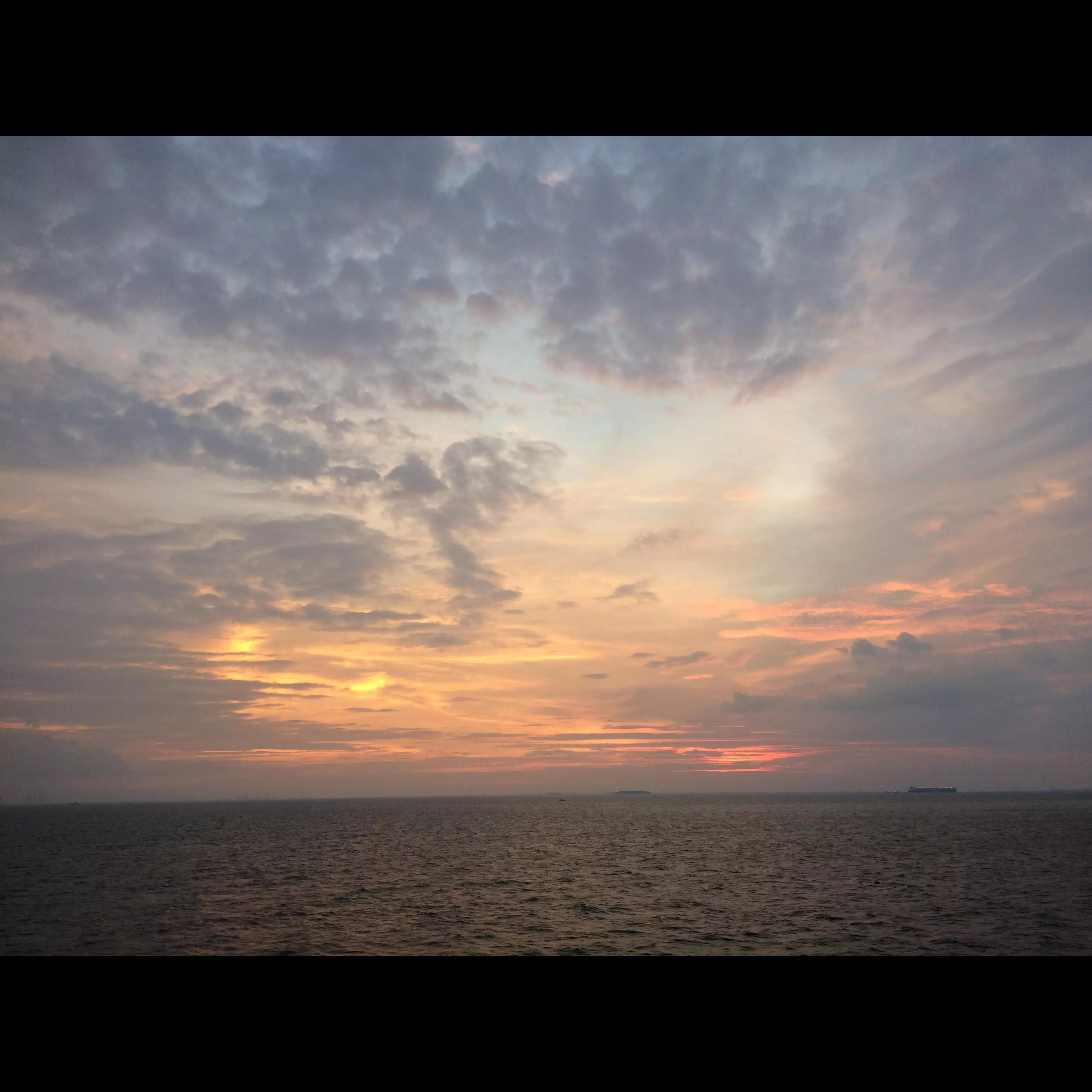 Pengunjung Pelni nikmati sunset terakhir 2016 di top deck KM Umsini