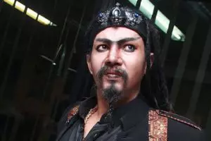 5 Aksi menantang maut pesulap Limbad, pernah dikubur hidup-hidup