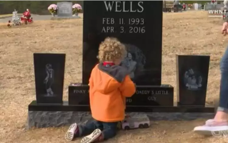 Kisah bocah dua tahun kunjungi makam ayahnya ini menyentuh banget