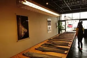 Unik, butik ini jual celana jeans yang minimal sudah dipakai 1 tahun