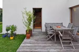 10 Ide menata teras belakang rumah kamu, betah buat nongkrong nih