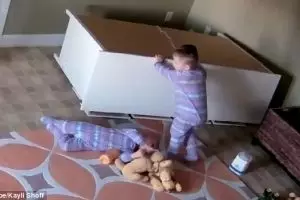 Aksi balita selamatkan kembarannya tertimpa lemari ini bikin salut