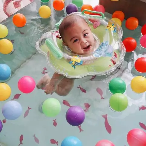 Lucunya ekspresi 7 bayi artis saat berenang ini bikin gemas