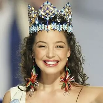 Yuk intip beda penampilan 20 ratu kecantikan di panggung vs keseharian