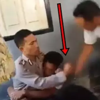 Aksi polisi lindungi maling ayam dari amukan warga ini bikin kagum