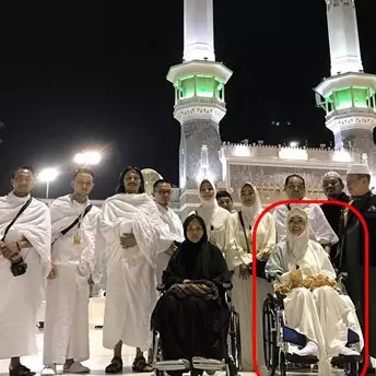 Foto Julia Perez di depan Kabah tanpa kursi roda ini buat netizen haru