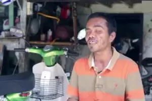 Azhar Ibrahim, tunanetra yang sudah 5 tahun berprofesi menjadi montir