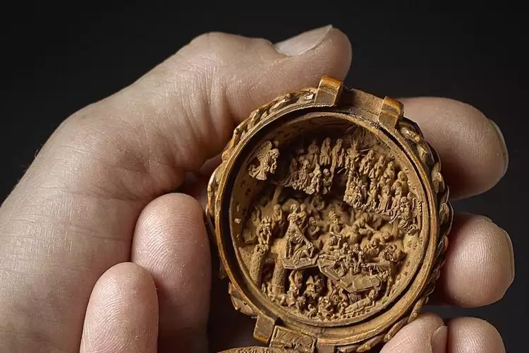 8 Foto ukiran super mini dari abad ke-16 ini kerennya bikin bengong