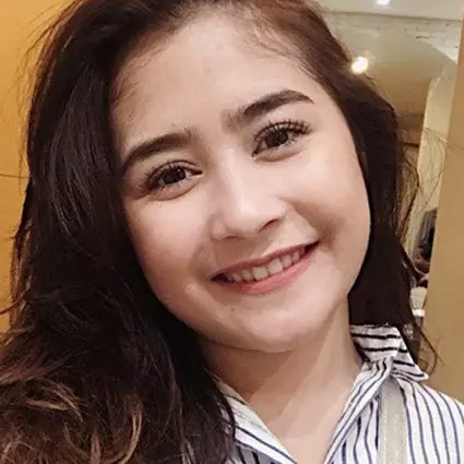 Prilly Latuconsina ketahuan tahun baruan sama cowok ini, siapanya ya?