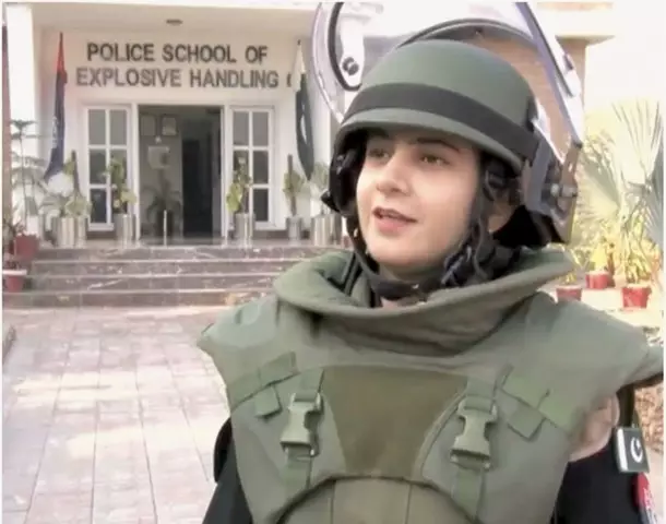 Rafia Qaseem Baig, wanita cantik yang pilih jadi penjinak bom