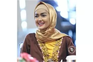 Julia Perez peluk Ria Irawan sambil menangis saat umroh, ada apa ya?