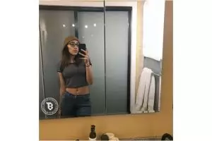 Corak baju cewek cantik ini bikin ribuan netizen berdebat, kenapa ya?