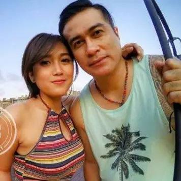 5 Seleb kawakan ini pilih pacari gadis belia, bagaikan bapak &amp; anak