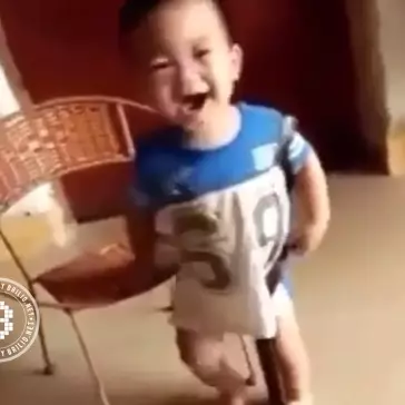 Ulah balita mainan ular ini bikin jantung deg-deg ser