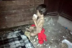 Miris, bocah tiga tahun ini ditinggalkan seorang diri dalam rumah