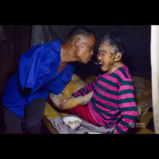 Kisah petani tak berlengan rawat ibunya ini bikin terenyuh