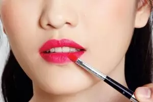 Ini kesalahan yang sering cewek lakukan saat menggunakan lipstik