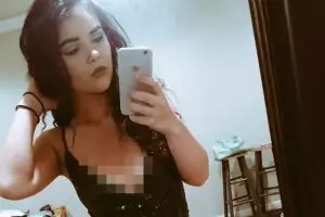 Cewek ini foto pakai baju seksi, netizen malah salah fokus ke kamarnya