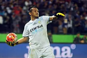 Kiper Arema Ahmad Kurniawan berpulang, aksi-aksimu di lapangan abadi