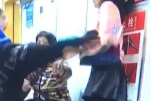 Dilarang bermain ponsel, bocah ini ngamuk dan tendang ibunya