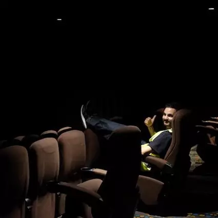 Hanya modal rompi 'sakti', pria ini masuk acara penting dengan gratis