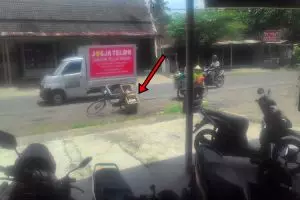 Ini akibatnya kalau buang puntung rokok menyala sembarangan, fatal