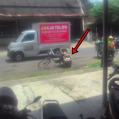 Ini akibatnya kalau buang puntung rokok menyala sembarangan, fatal